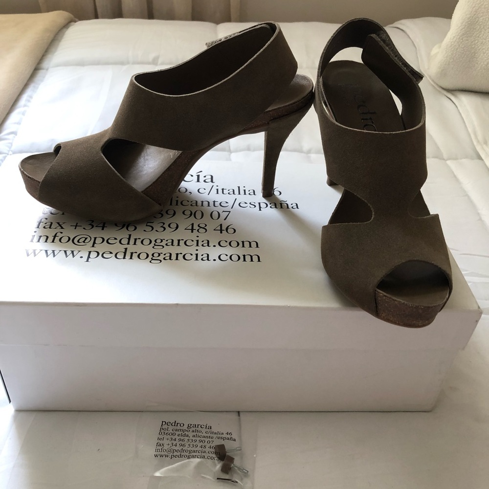Pedro Garcia Luna Cut Out Platform Heel. Dune/Olive Size 37.5 New In Box